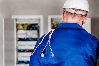4 Factors to Consider When Choosing an Electrical Contractor